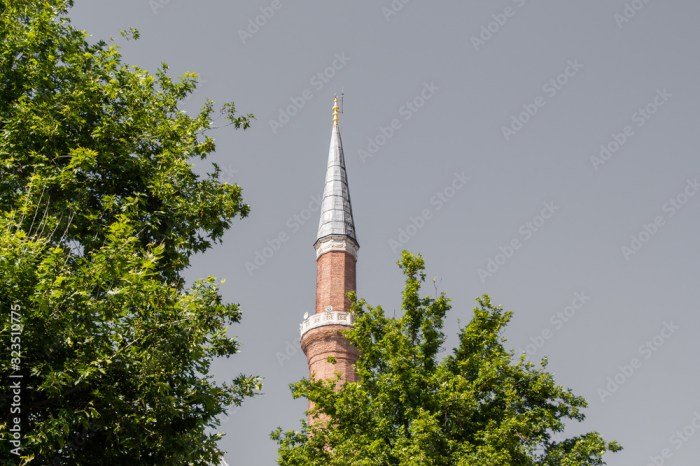Menara masjid yang bentuknya seperti bangunan candi hindu terdapat di