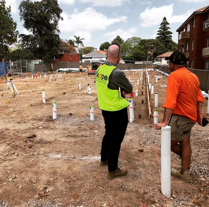Toko bangunan menjalankan pemula bisnis pembaca