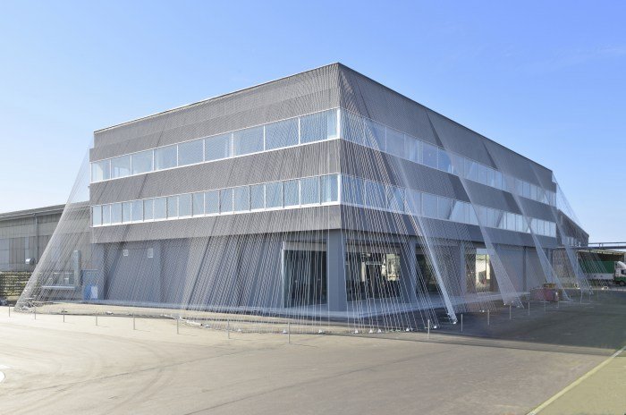 Earthquake resistant houses healthy garden