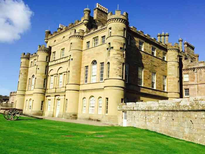 Palace castle difference between buckingham