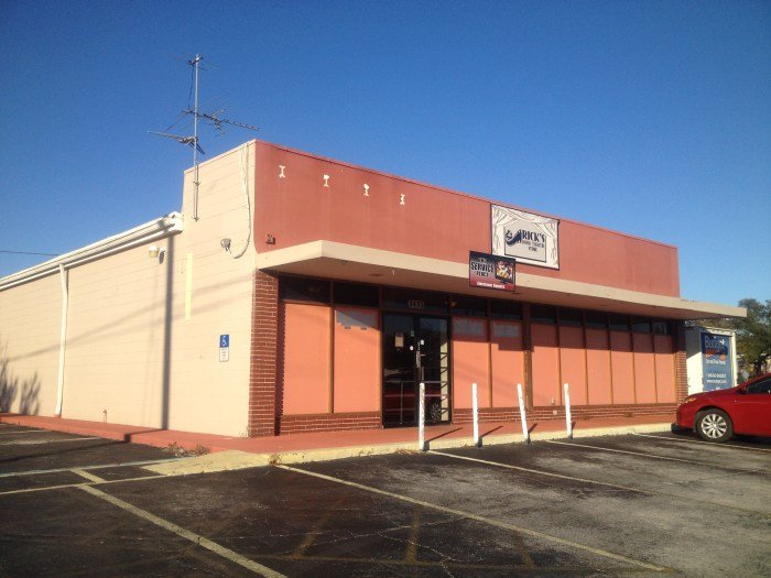 Toko peralatan bangunan terdekat