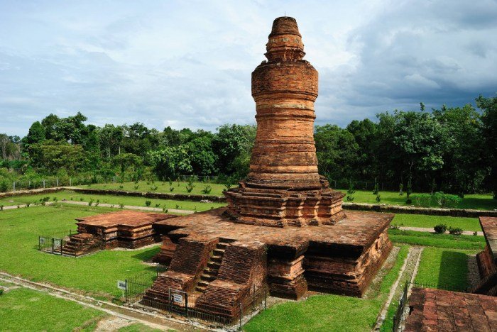 Candi dieng arjuna kompleks peninggalan kerajaan kuno mataram arsitektur akhir diperkirakan bangun bangunan lokal dipengaruhi terbesar sikunir prasasti lembah