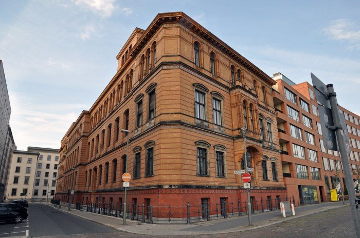 Corner building ochre