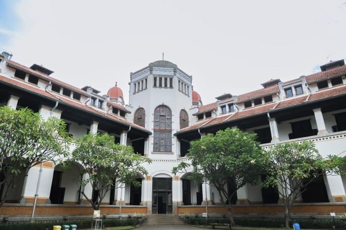 Jumlah lubang pintu bangunan lawang sewu