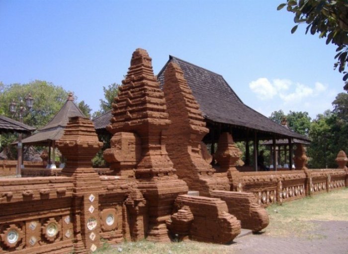 Bangunan bersejarah di cirebon