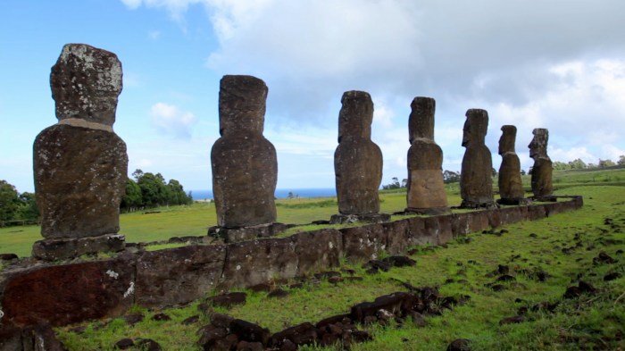 Bangunan zaman megalitikum yang menjadi dasar pembangunan candi adalah