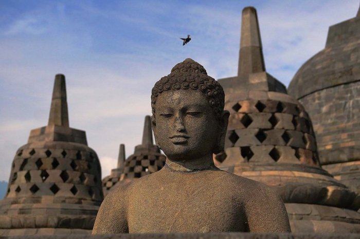Sebutkan contoh akulturasi budaya indonesia dari aspek bangunan