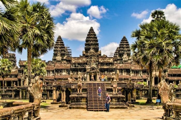 Bangunan candi atau kuil angkor wat terdapat di negara