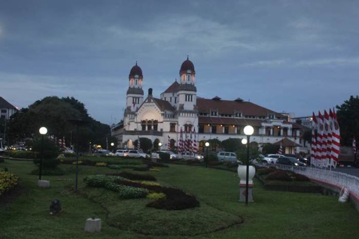 Sewu lawang benar pintu apakah punya kompas malam gedung