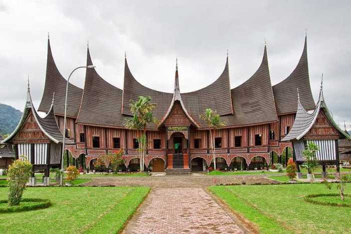 Rumah gadang merupakan bangunan ciri khas daerah