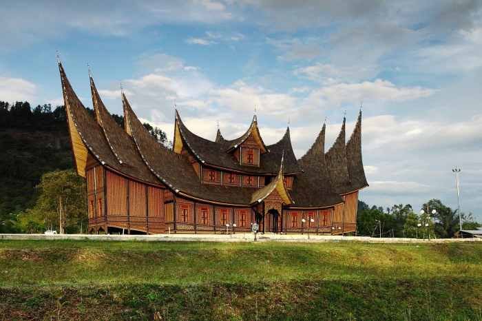 Rumah gadang merupakan bangunan ciri khas daerah