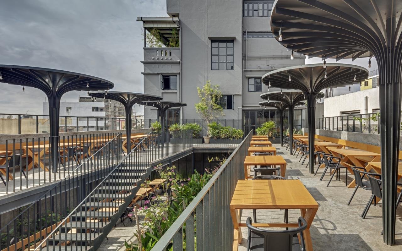 Bangunan rumah makan ini beraksitektur jawa