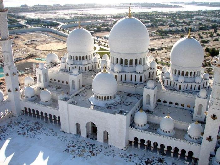 Bangunan masjid yang merupakan hasil akulturasi memiliki cari ciri