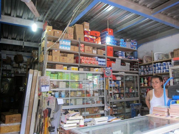 Toko bangunan menjalankan pemula bisnis pembaca