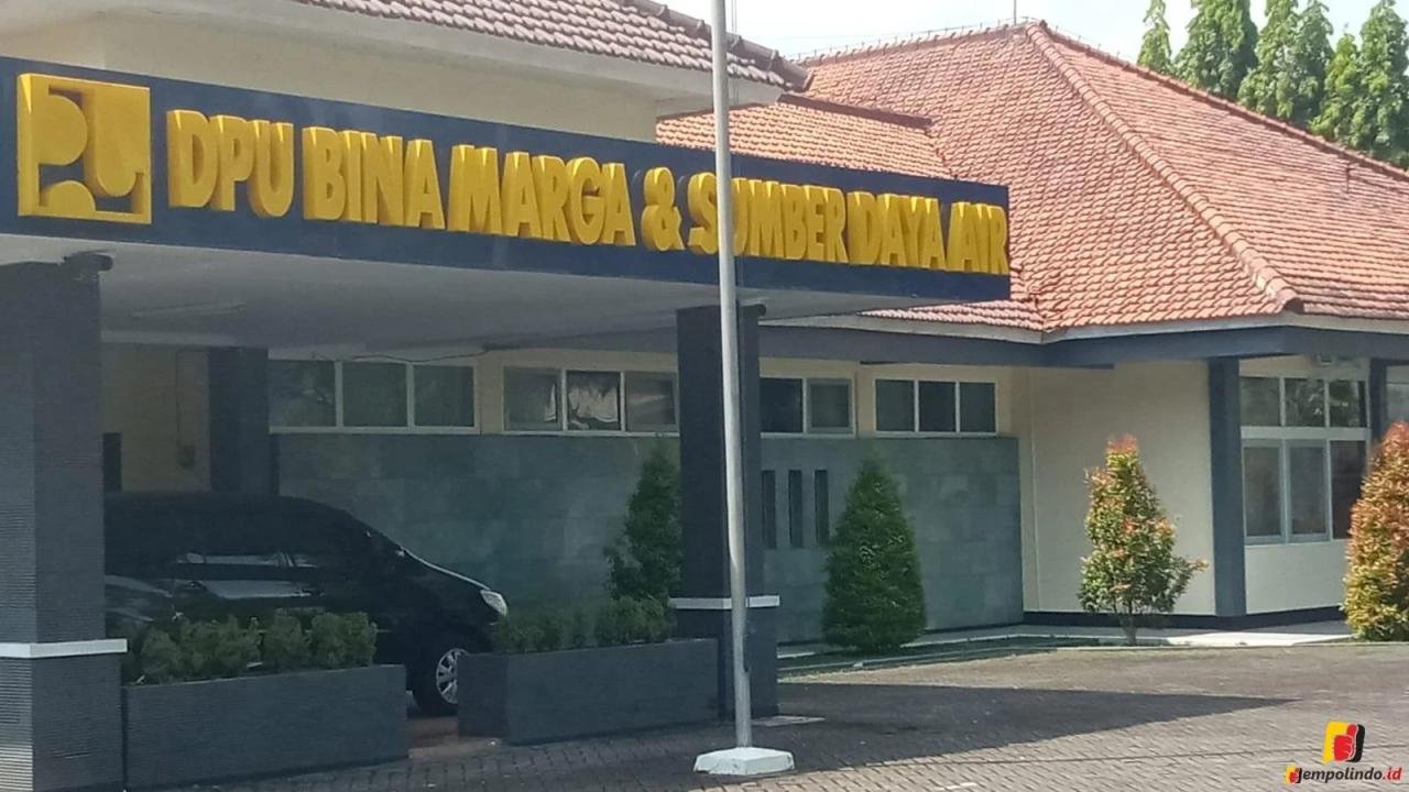 Depo bangunan jember foto