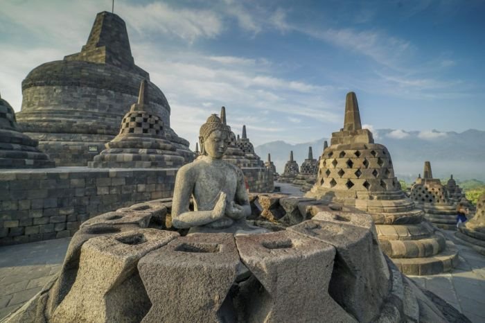 Borobudur adalah bangunan yang digunakan oleh agama