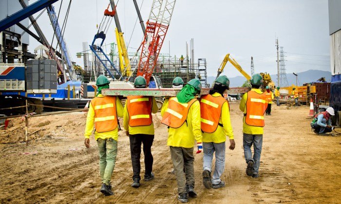 Workers construction carpenter laptop where find agencies temporary labor staffing general