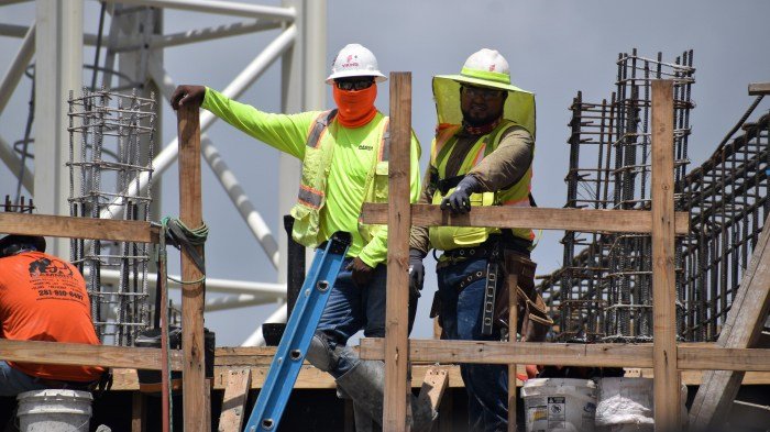 Kuli bangunan termasuk tenaga kerja