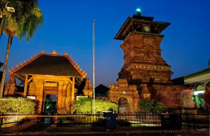 Menara masjid kudus bentuknya menyerupai bangunan