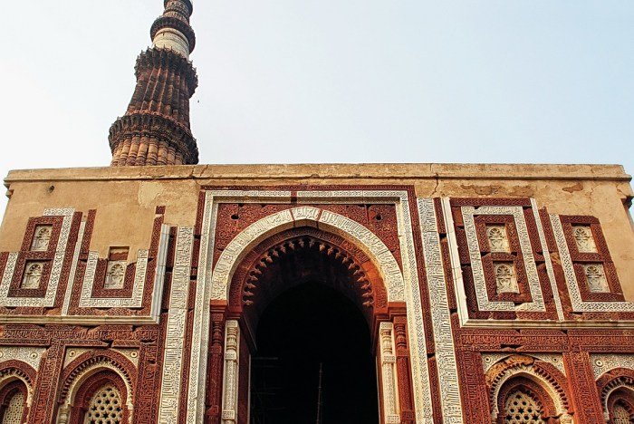 Menara masjid yang bentuknya seperti bangunan candi hindu terdapat di