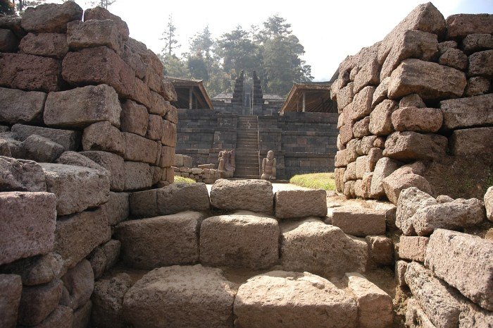 Candi merupakan bangunan peninggalan zaman