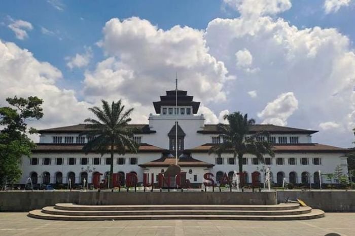 Gedung sate di bandung merupakan bangunan yang terpengaruh oleh arsitektur