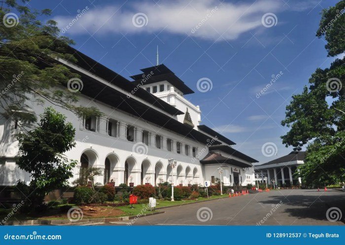 Gedung sate di bandung merupakan bangunan yang terpengaruh oleh arsitektur