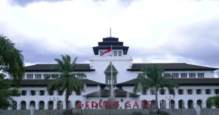 Gedung sate di bandung merupakan bangunan yang terpengaruh oleh arsitektur