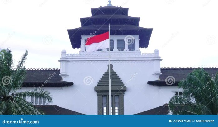Gedung sate di bandung merupakan bangunan yang terpengaruh oleh arsitektur