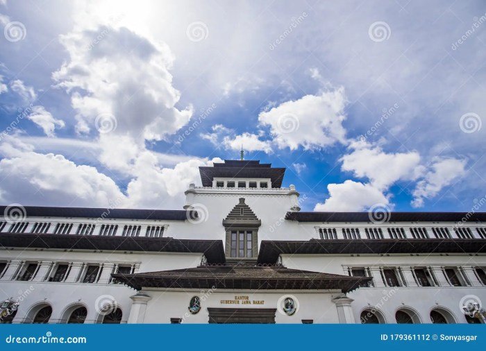 Gedung sate di bandung merupakan bangunan yang terpengaruh oleh arsitektur