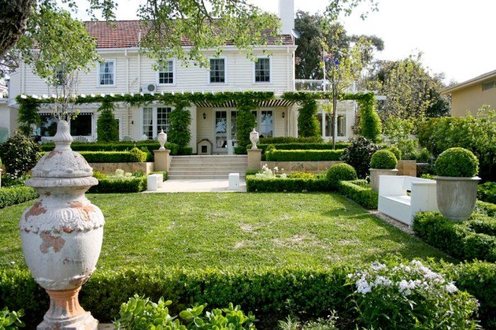 Desain rumah dengan taman di tengah